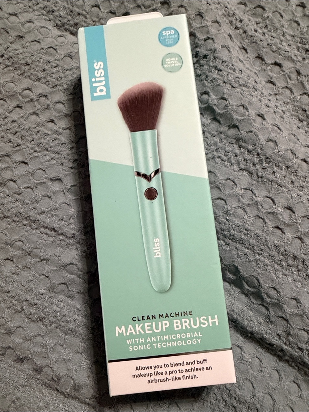 BLISS Clean Machine makeup brush turquoise
